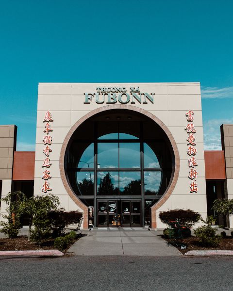 the exterior of grocery store Fubonn